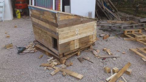 Post image for Chicken Coop Built From Old Pallets